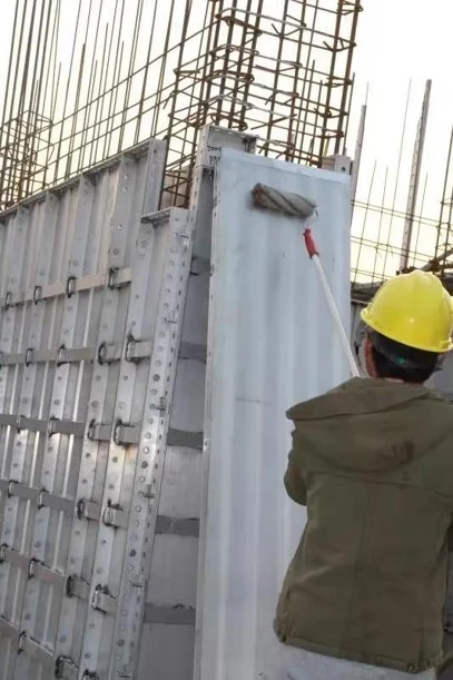 Aplicar agente de desmoldeo al encofrado de concreto Aplicar agente de desmoldeo al encofrado de concreto