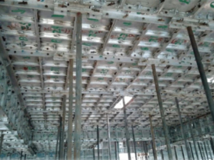 Instalado encofrados de vigas de concreto Instalado encofrados de vigas de concreto