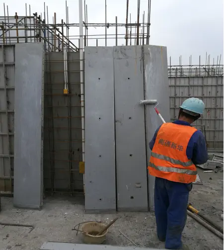 Aplicar desencofrante al encofrado muro de hormigón