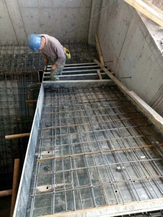 coffrage d un escalier en beton exterieur