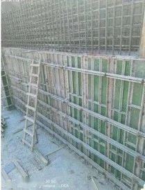 coffrage dalle beton contre un mur