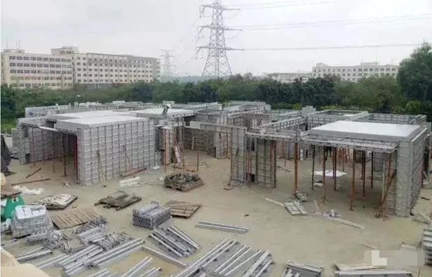 Proceso de instalación y precauciones de encofrados de aluminio
