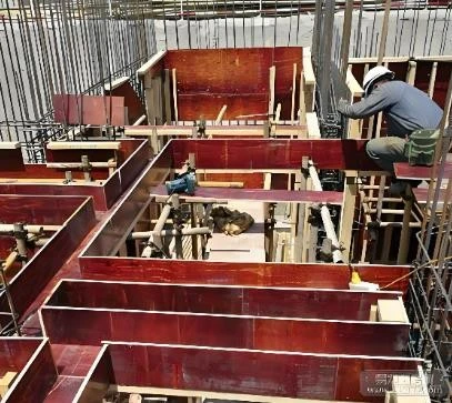 procedimiento de encofrado de madera para placas en seguridad