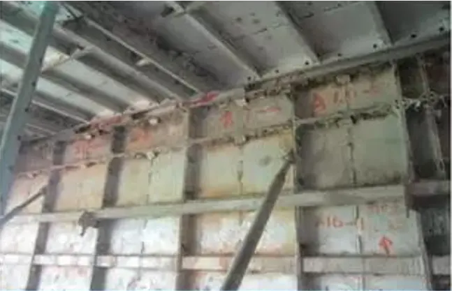 Se utiliza la unión de pequeñas placas en la parte inferior del encofrado negative para el encofrado de muros de concreto